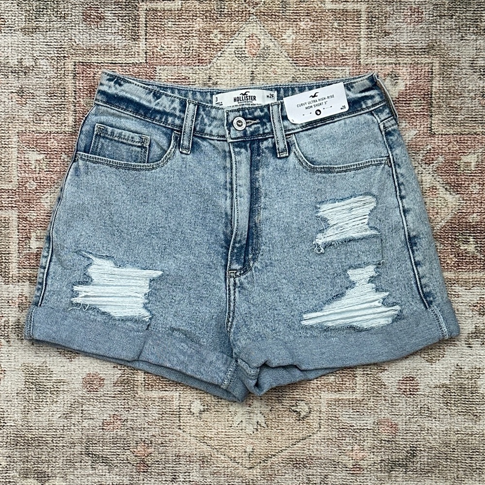 Woman’s NWTS Hollister Curvy Ultra High Rise Jean Mom Shorts